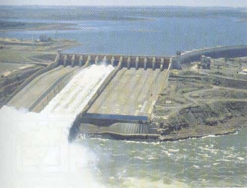 Agua passando por usina hidrelétrica