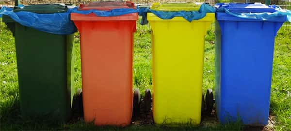 Latas de lixo coloridas, coleta seletiva