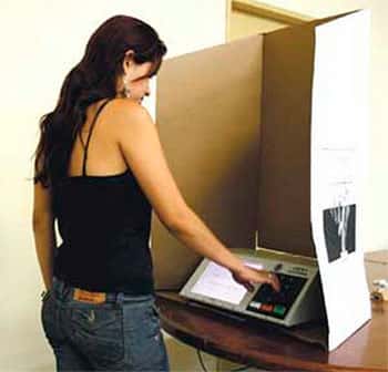 Mulher votando urna eletronica