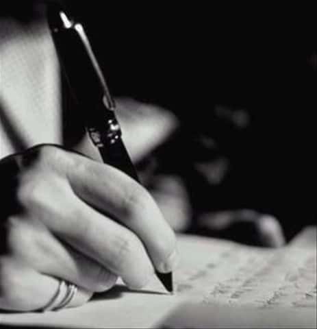 Pessoa escrevendo com caneta