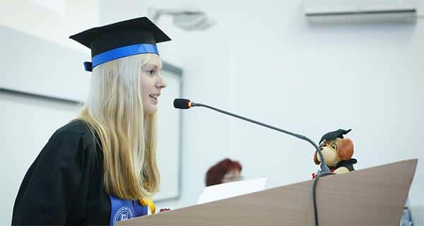 Estudante discursando em dia de graduação