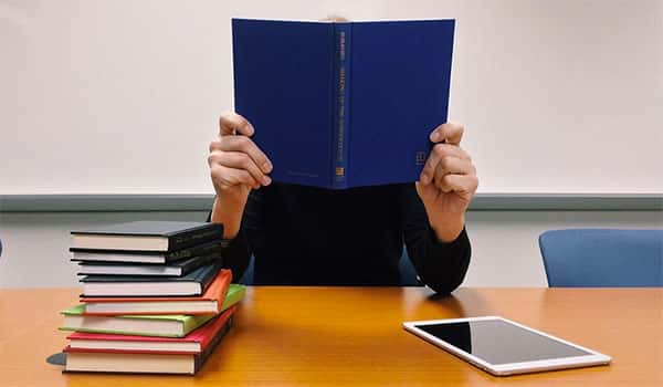 Com a cara nos livros