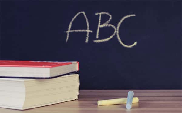 ABC, escrito na lousa com giz